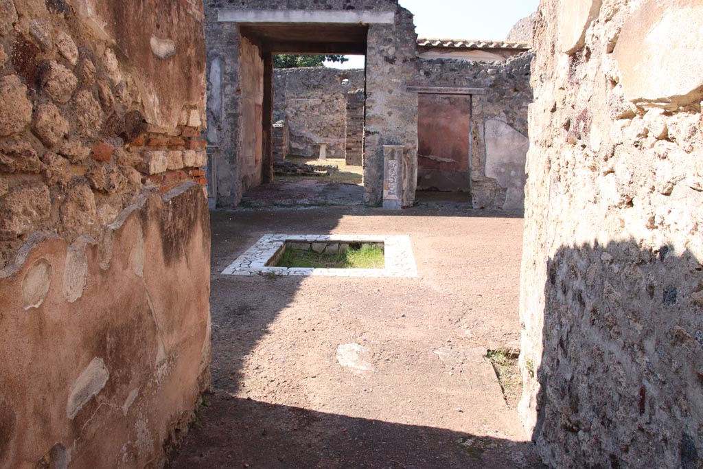 VI.7.23 Pompeii. October 2022. Looking west from entrance corridor. Photo courtesy of Klaus Heese.