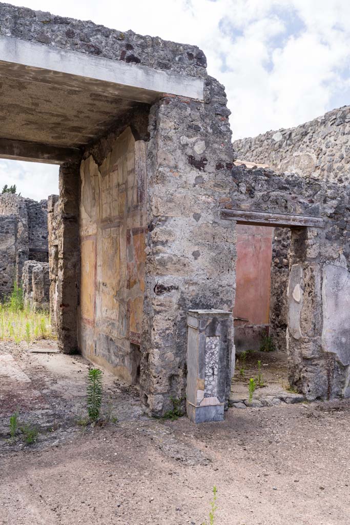 VI.7.23 Pompeii. July 2021.
Looking west across atrium towards north wall of tablinum and doorway to cubiculum.
Photo courtesy of Johannes Eber.