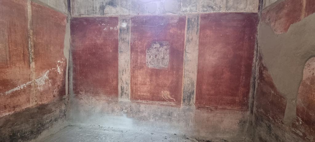 VI.8.3/5 Pompeii. December 2023. Room 15, looking towards west wall. Photo courtesy of Miriam Colomer.
The dado was black with painted plants in separated panels.
The middle zone was red separated by black bands.
In the middle of the central zone was a painting of Narcissus, now faded and unrecognisable.
The upper area was white with architectural designs, and a stucco cornice.
See Bragantini, de Vos, Badoni, 1983. Pitture e Pavimenti di Pompei, Parte 2. Rome: ICCD. (p.173)
See Helbig, W., 1868. Wandgemälde der vom Vesuv verschütteten Städte Campaniens. Leipzig: Breitkopf und Härtel. (1352)
According to Breton, when excavated, the painting of Narcissus was already faded and ruined.
See Breton, Ernest. 1870. Pompeia, Guide de visite a Pompei, 3rd ed. Paris, Guerin.
