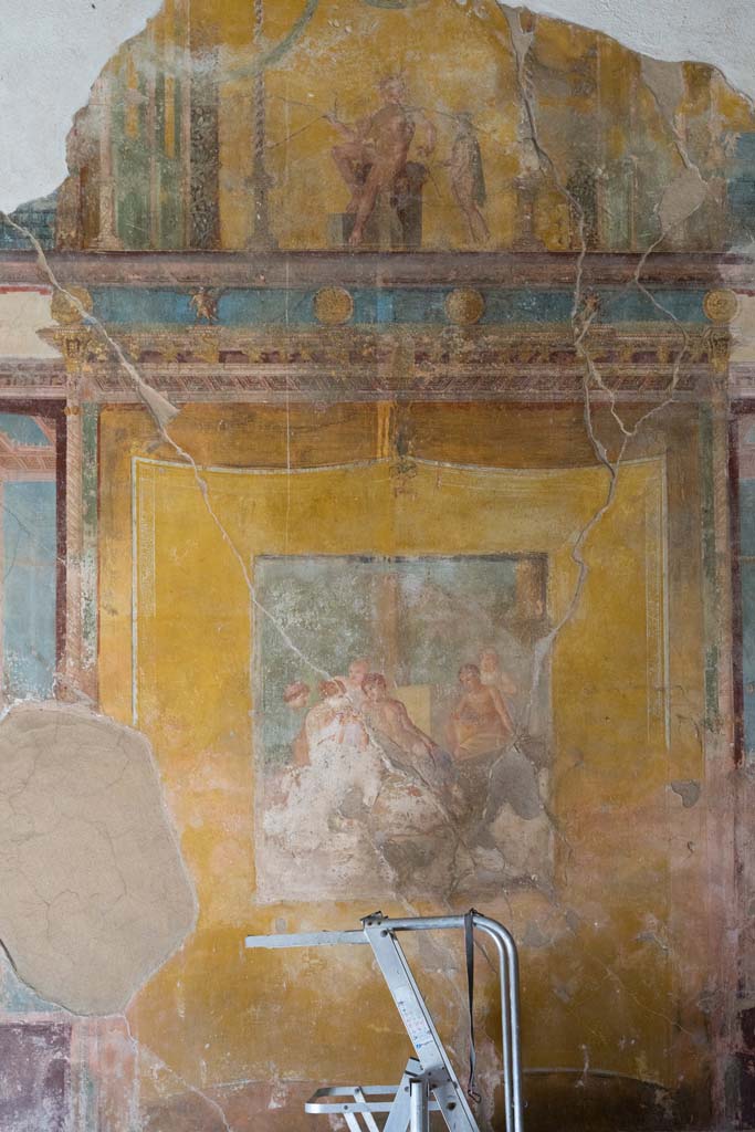 VI.8.3/5 Pompeii. April 2022. 
Room 12, centre and upper north wall of dining room. Photo courtesy of Johannes Eber.
