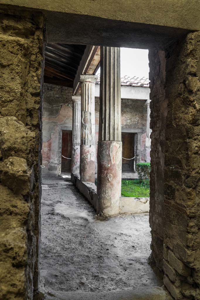 VI.8.3/5 Pompeii. April 2022.
Room 13, looking west through doorway from kitchen towards peristyle.
Photo courtesy of Johannes Eber.