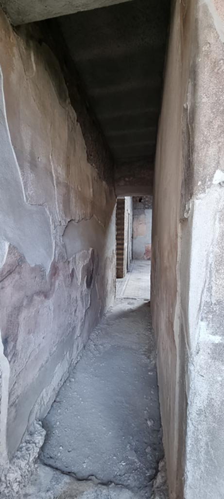 VI.8.3/5 Pompeii. December 2023.
Room 5, corridor, looking south to atrium. Photo courtesy of Miriam Colomer.