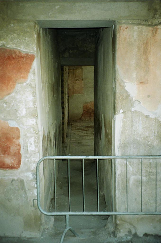 VI.8.3/5 Pompeii. July 2010.
Room 5, corridor, looking south to atrium. Photo courtesy of Rick Bauer.