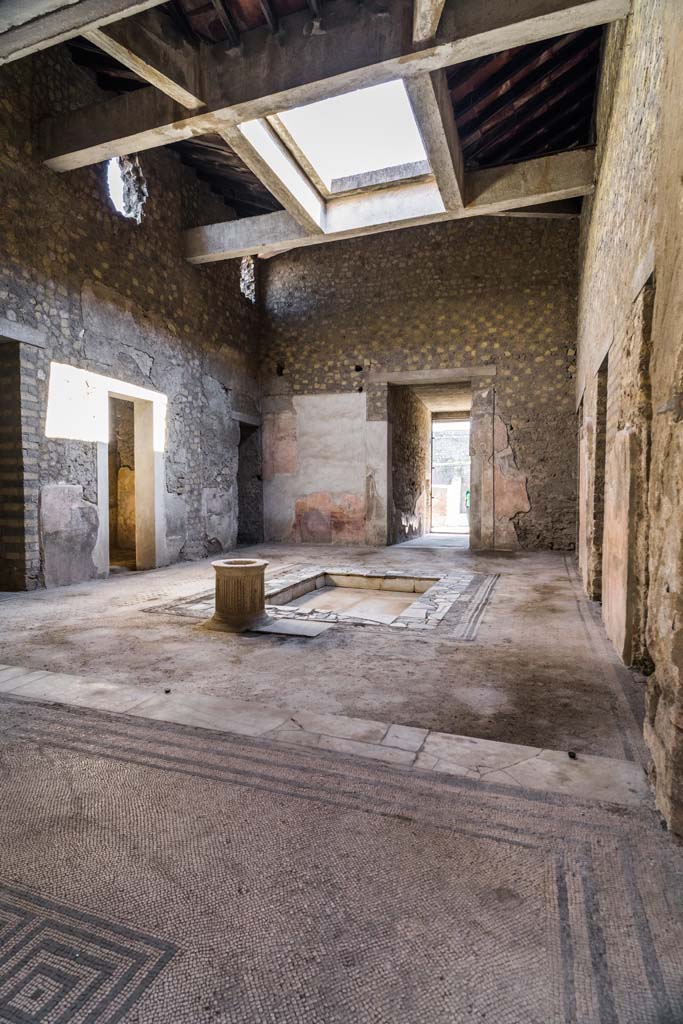VI.8.3/5 Pompeii. April 2022.
Looking south across atrium from tablinum. Photo courtesy of Johannes Eber.