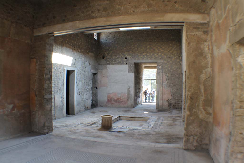 VI.8.5 Pompeii. March 2014. Looking south across atrium from tablinum.
Foto Annette Haug, ERC Grant 681269 DÉCOR.