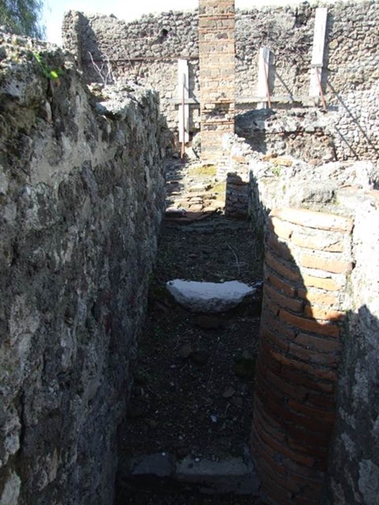 VI.8.20 Pompeii. March 2009. Looking north along front of vats on west side of peristyle area.