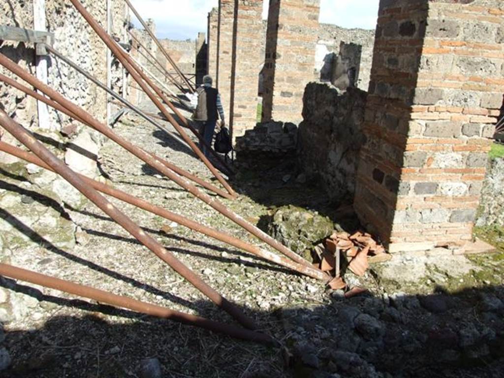 VI.8.20 Pompeii.  March 2009.  Looking east along north side of peristyle area.  