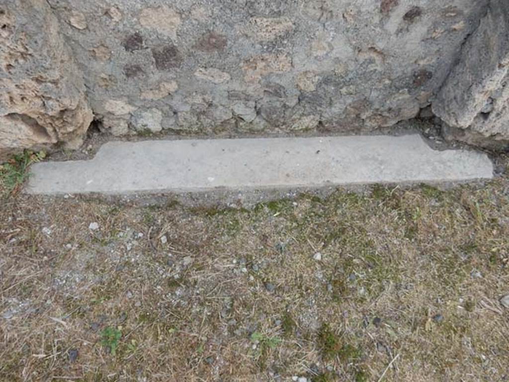VI.8.22 Pompeii. May 2017. Sill of second blocked doorway or recess.
Photo courtesy of Buzz Ferebee.