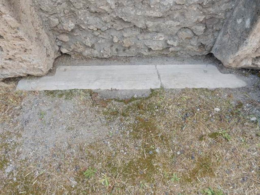 VI.8.22 Pompeii. May 2017. Sill of third blocked doorway or recess.
Photo courtesy of Buzz Ferebee.