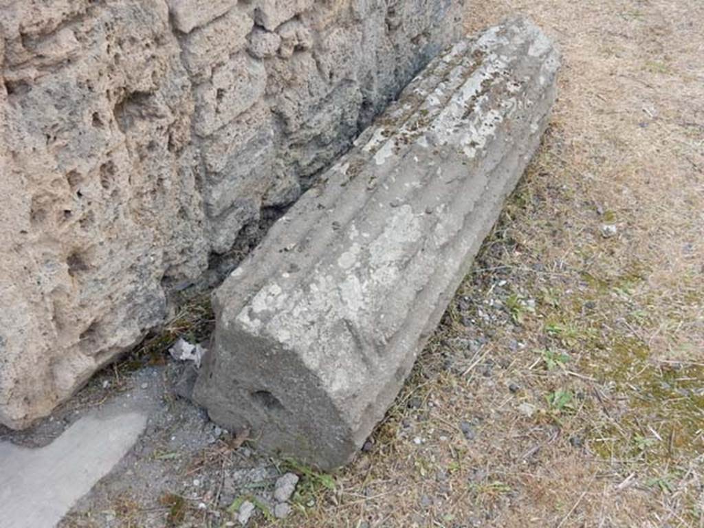VI.8.22 Pompeii. May 2017. Column laying to right of third blocked doorway or recess.
Photo courtesy of Buzz Ferebee.