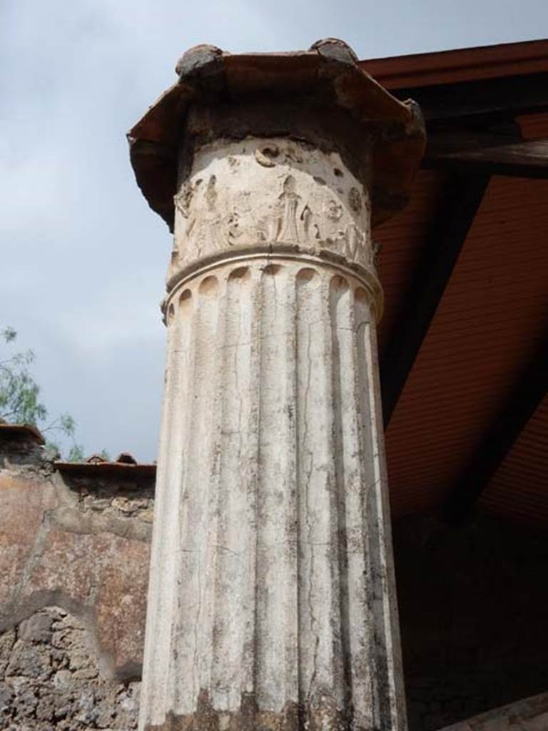 VI.8.22 Pompeii. May 2017. Room 6, column supporting portico. Photo courtesy of Buzz Ferebee.