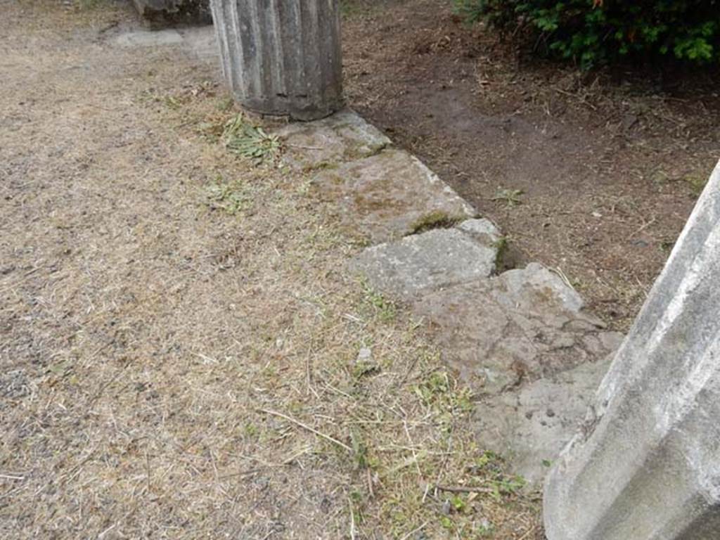 VI.8.22 Pompeii. May 2017. Room 6, portico flooring between two of the columns.
Photo courtesy of Buzz Ferebee.