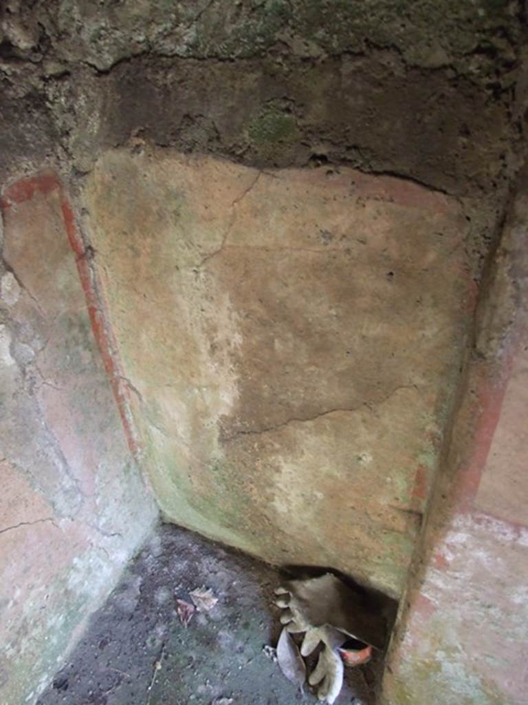 VI.8.22 Pompeii. March 2009. Room 6. Painted plaster in area under stairs. Second recess in south wall.