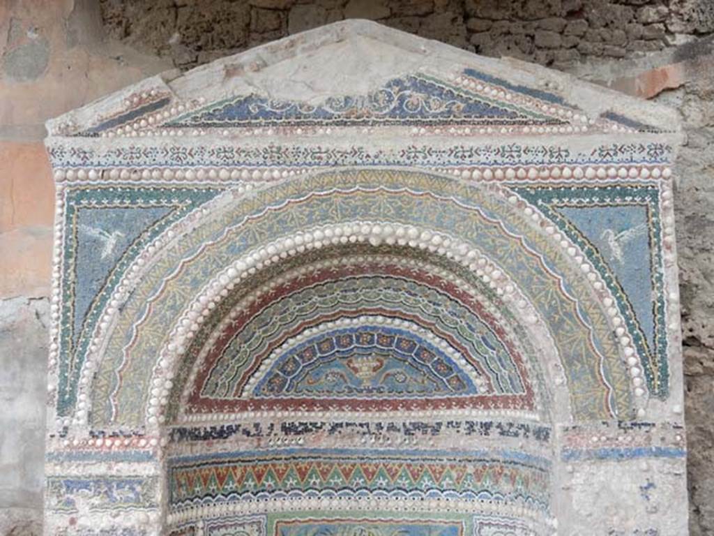 VI.8.22 Pompeii. May 2017. Detail of aedicula mosaic and shell fountain. Photo courtesy of Buzz Ferebee.
