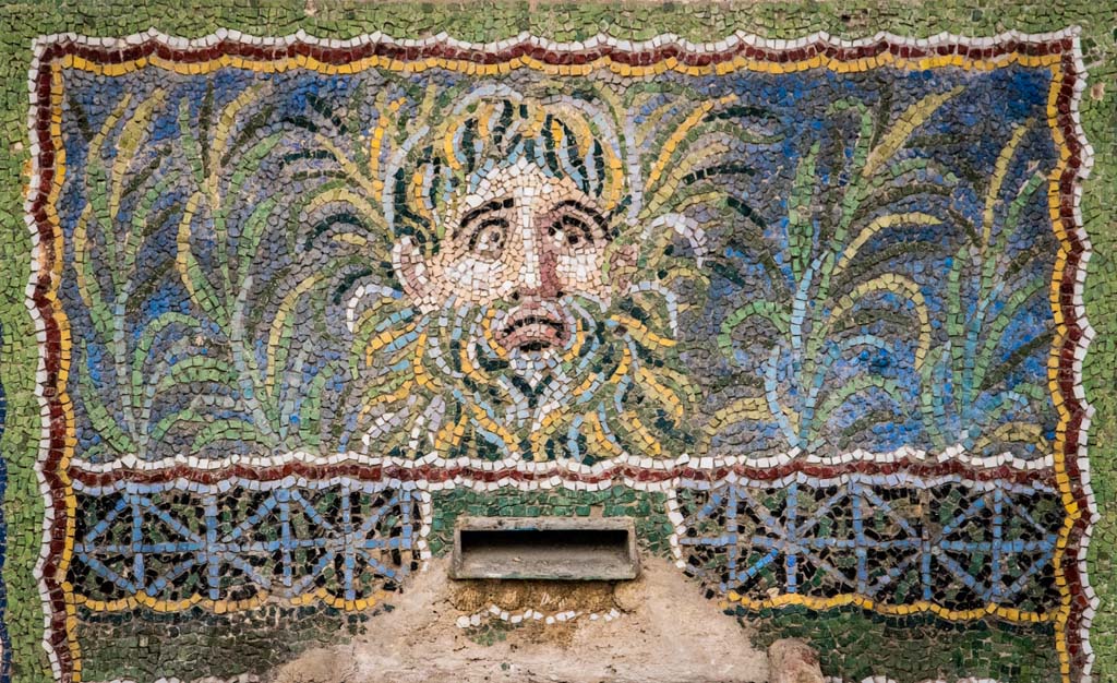 VI.8.22 Pompeii. January 2019.
Detail from centre panel of a mask of a river god surrounded by plants. Photo courtesy of Johannes Eber.