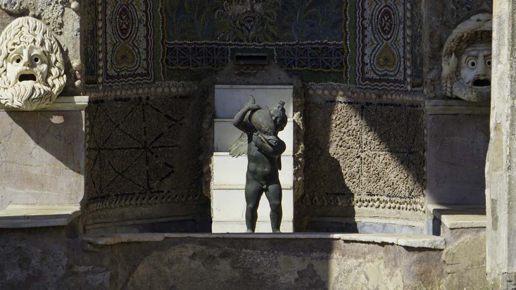 VI.8.22 Pompeii, August 2021. Detail of fountain and statuette. Photo courtesy of Robert Hanson.