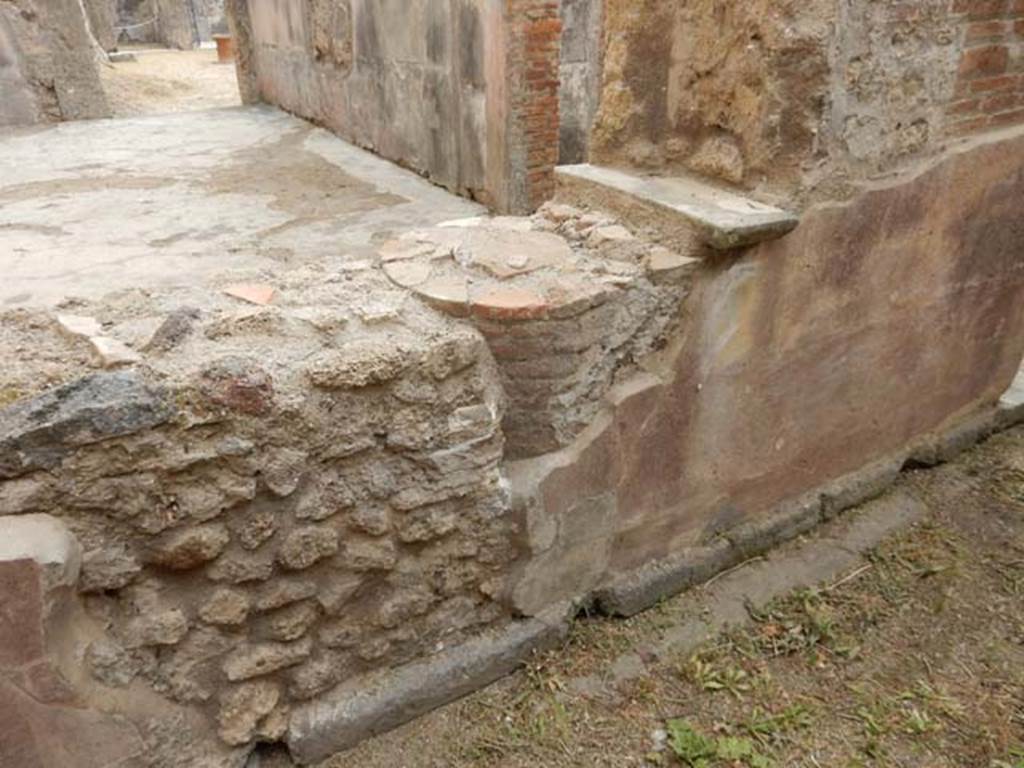 VI.8.22 Pompeii. May 2017. Room 11, remains of column in east wall of garden area.
Photo courtesy of Buzz Ferebee.