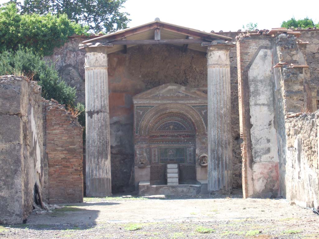 VI.8.22 Pompeii. December 2006. Looking west through the tablinum to the large fountain.
According to PPM –
“Il tablino (12), che presenta un mosaico di II stile, era affiancato dal triclinium (16) in cui si vide un quadretto con rappresentazione teatrale simile a quella della Casa del Poeta tragico VI.8,3/5, (gia rovinato all’epoca dello scavo), e dallo oecus (11) comunicante anche con lo xystus porticato (10) nel cui fondo si trova il ninfeo.”
(trans. “The tablinum which has a mosaic of II Style, was flanked by the triclinium (16) in which we saw a picture with a theatrical representation similar to that of the House of the Tragic Poet VI.8.3/5, (already ruined at the time of the excavation), and by the oecus (11) also communicating with the garden portico (10) at whose rear, the nymphaeum was found”).
See Carratelli, G. P., 1990-2003. Pompei: Pitture e Mosaici. IV (4). Roma: Istituto della enciclopedia italiana, p.613.