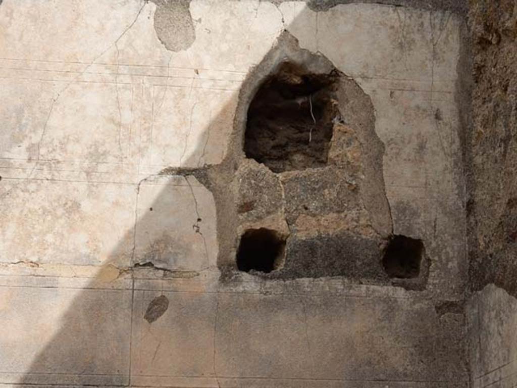 VI.8.22 Pompeii. May 2017. Room 18, detail from upper east end of north wall. Photo courtesy of Buzz Ferebee.