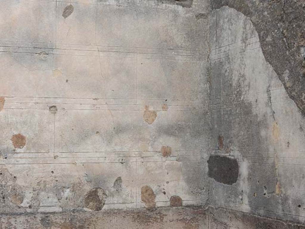 VI.8.22 Pompeii. May 2017. Room 18, detail from east end of north wall and north-east corner. Photo courtesy of Buzz Ferebee.