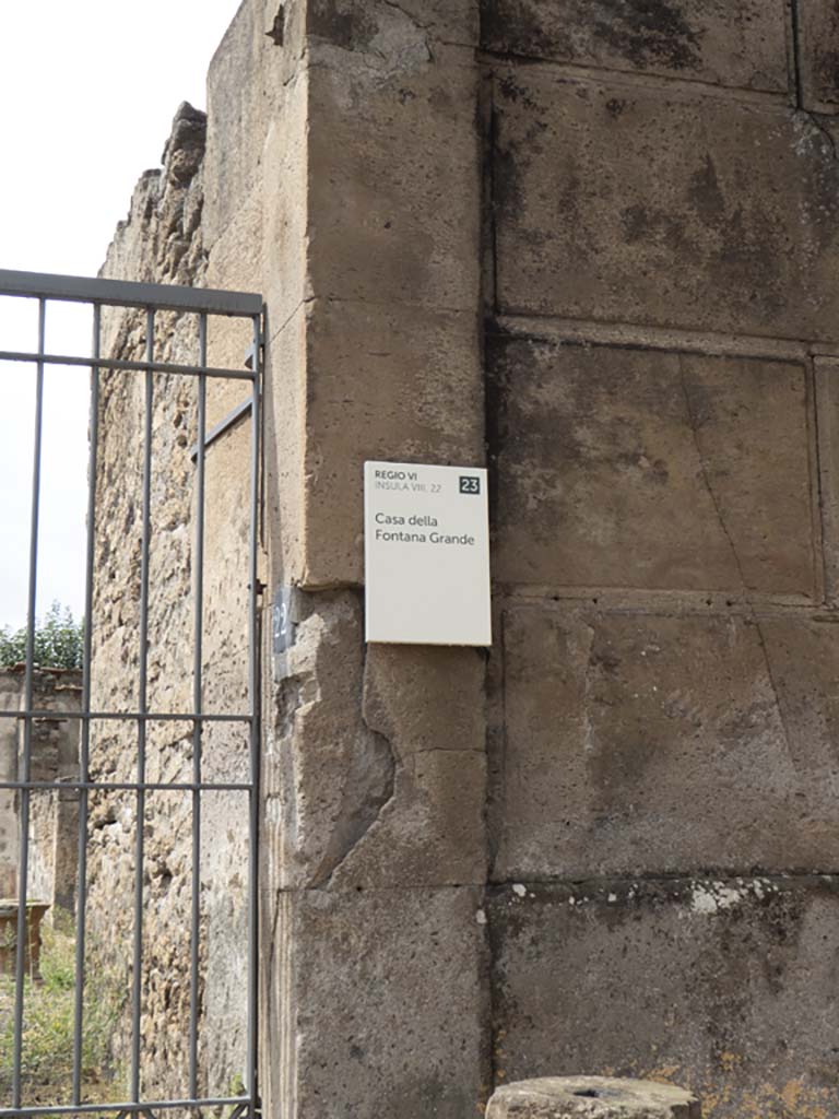 VI.8.22 Pompeii. September 2017. Identification name plate on north side of entrance doorway.
Foto Annette Haug, ERC Grant 681269 DÉCOR.
