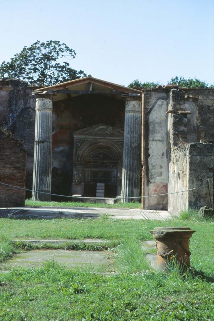 VI.8.22 Pompeii. October 1992. Looking west across atrium towards tablinum.
Photo by Louis Méric courtesy of Jean-Jacques Méric.
