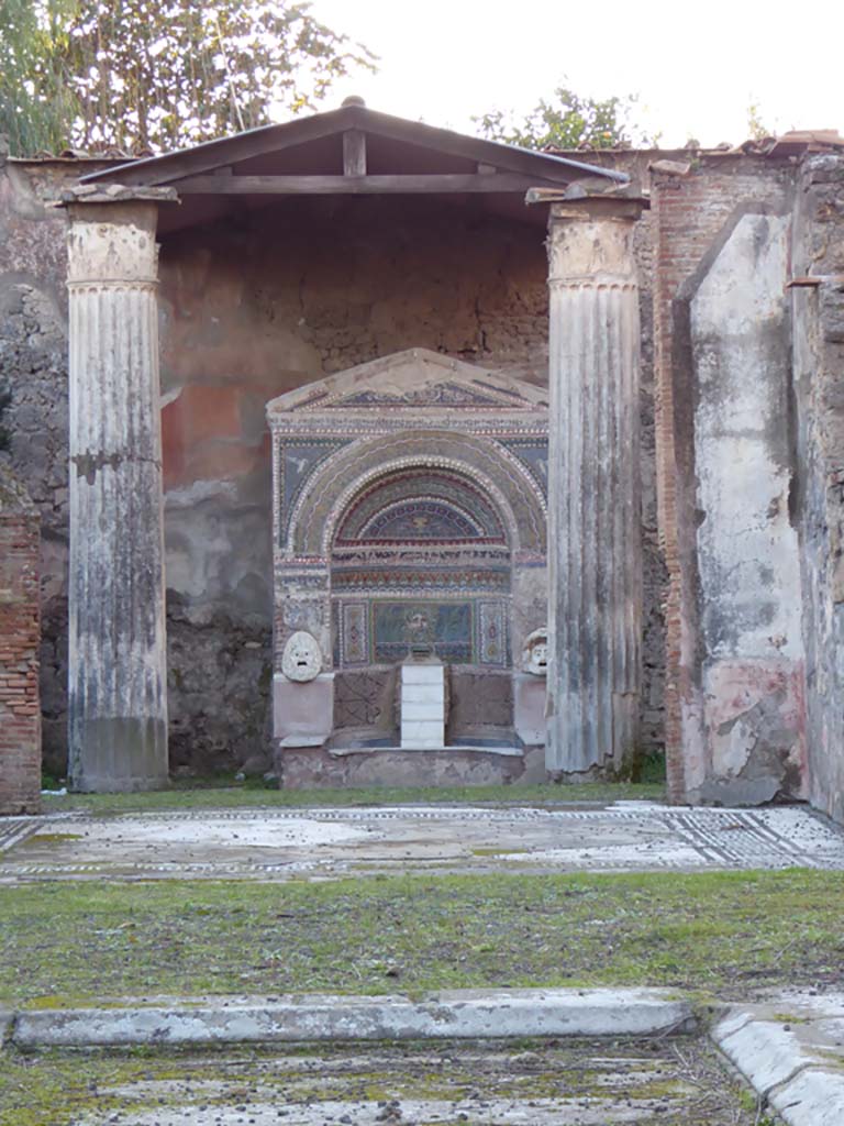 VI.8.22 Pompeii. January 2017.
Looking west across impluvium in atrium towards tablinum, and fountain in portico.
Foto Annette Haug, ERC Grant 681269 DÉCOR.