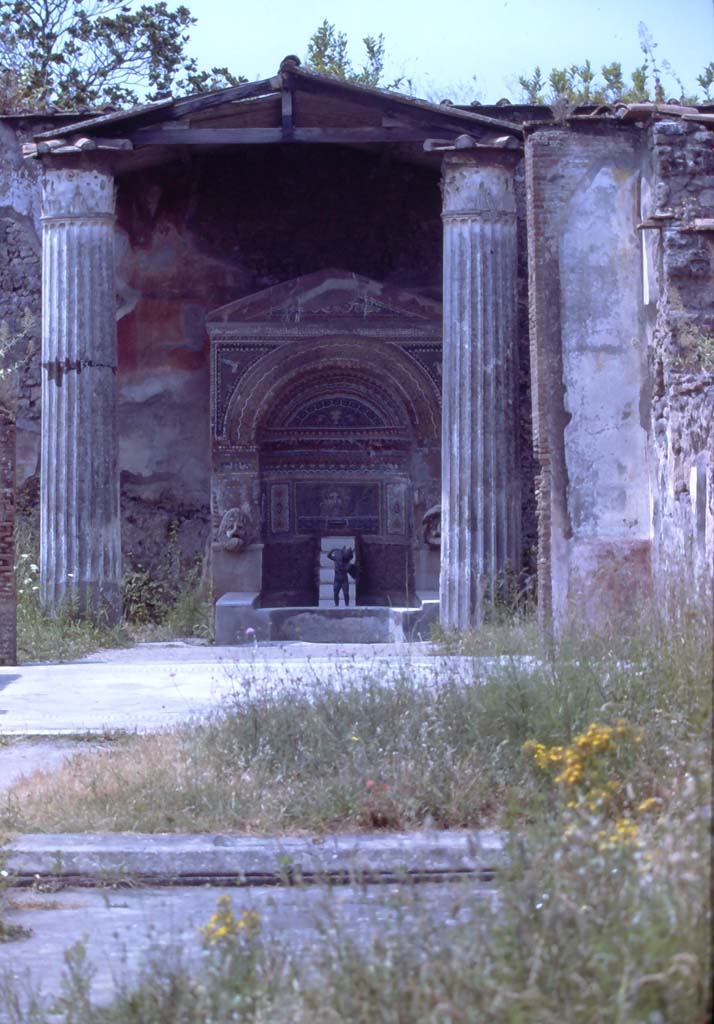 VI.8.22 Pompeii, July 1980. Looking west across impluvium in atrium.
Photo courtesy of Rick Bauer, from Dr George Fay’s slides collection.