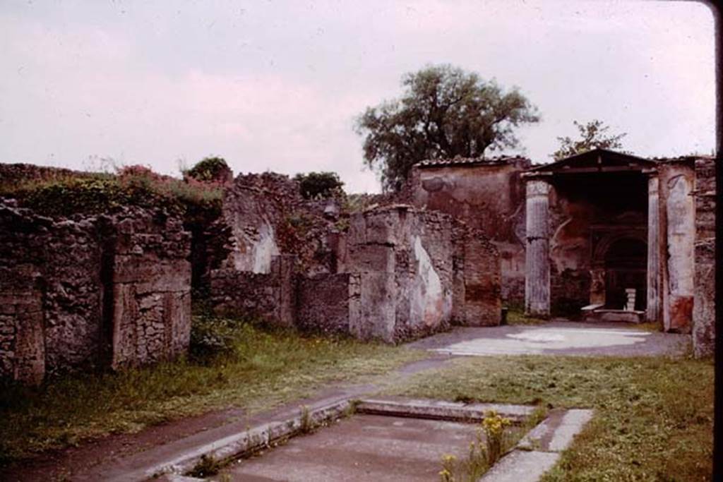 VI.8.22 Pompeii. 1964. Looking west across south side of atrium to south wall of tablinum, and garden beyond. Photo by Stanley A. Jashemski.
Source: The Wilhelmina and Stanley A. Jashemski archive in the University of Maryland Library, Special Collections (See collection page) and made available under the Creative Commons Attribution-Non Commercial License v.4. See Licence and use details.
J64f1014