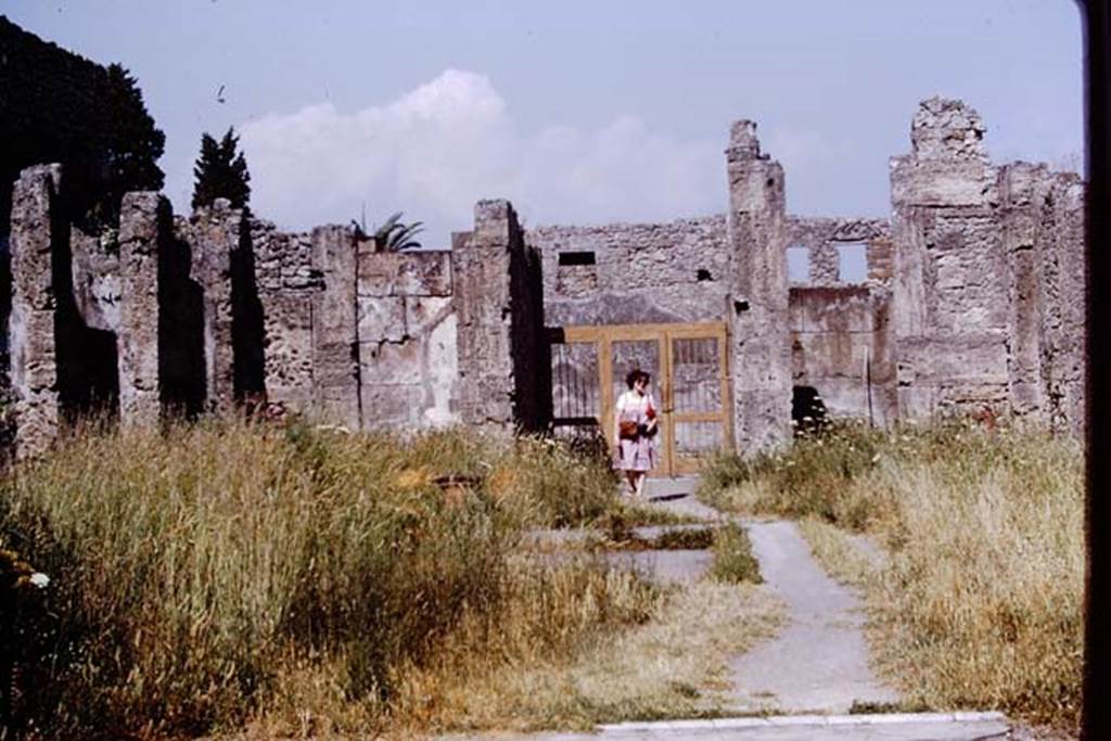 VI.8.22 Pompeii, 1978. Looking east across atrium towards entrance doorway. Photo by Stanley A. Jashemski.
Source: The Wilhelmina and Stanley A. Jashemski archive in the University of Maryland Library, Special Collections (See collection page) and made available under the Creative Commons Attribution-Non Commercial License v.4. See Licence and use details. J78f0032