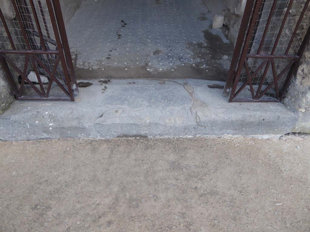 VI.8.23 Pompeii. January 2017. Doorway threshold.
Foto Annette Haug, ERC Grant 681269 DÉCOR.