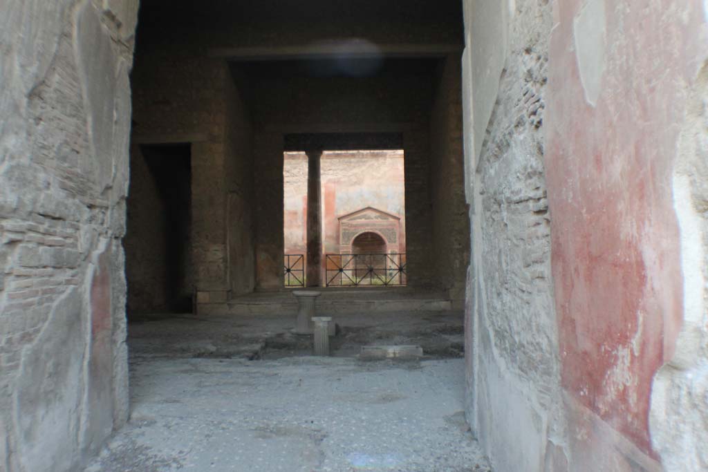 VI.8.23 Pompeii. March 2014. Looking west from entrance corridor, across impluvium in atrium towards tablinum.
Foto Annette Haug, ERC Grant 681269 DÉCOR.
