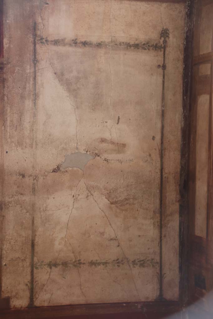 VI.8.23 Pompeii. September 2017.
South end of east wall of cubiculum with painted decoration. Photo courtesy of Klaus Heese.