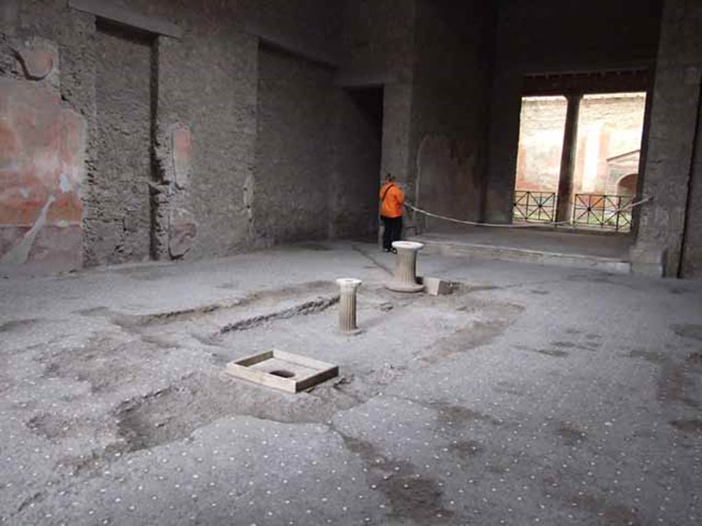 VI.8.23 Pompeii. May 2010. Atrium with impluvium, looking through tablinum to garden. According to Della Corte, this house connected with VI.8.22 originally through the south wall of the atrium. See Della Corte, M., 1965. Case ed Abitanti di Pompei. Napoli: Fausto Fiorentino, (p.53)