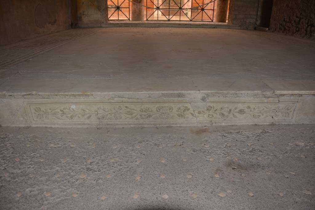 VI.8.23 Pompeii. September 2019. Looking west through tablinum with the decorated step, to garden area.
Foto Annette Haug, ERC Grant 681269 DÉCOR.
