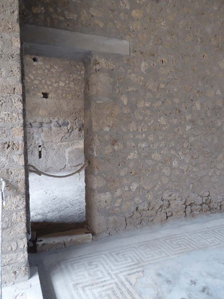 VI.8.23 Pompeii. September 2017. Doorway in north wall of tablinum, at west end.
Foto Annette Haug, ERC Grant 681269 DÉCOR.
