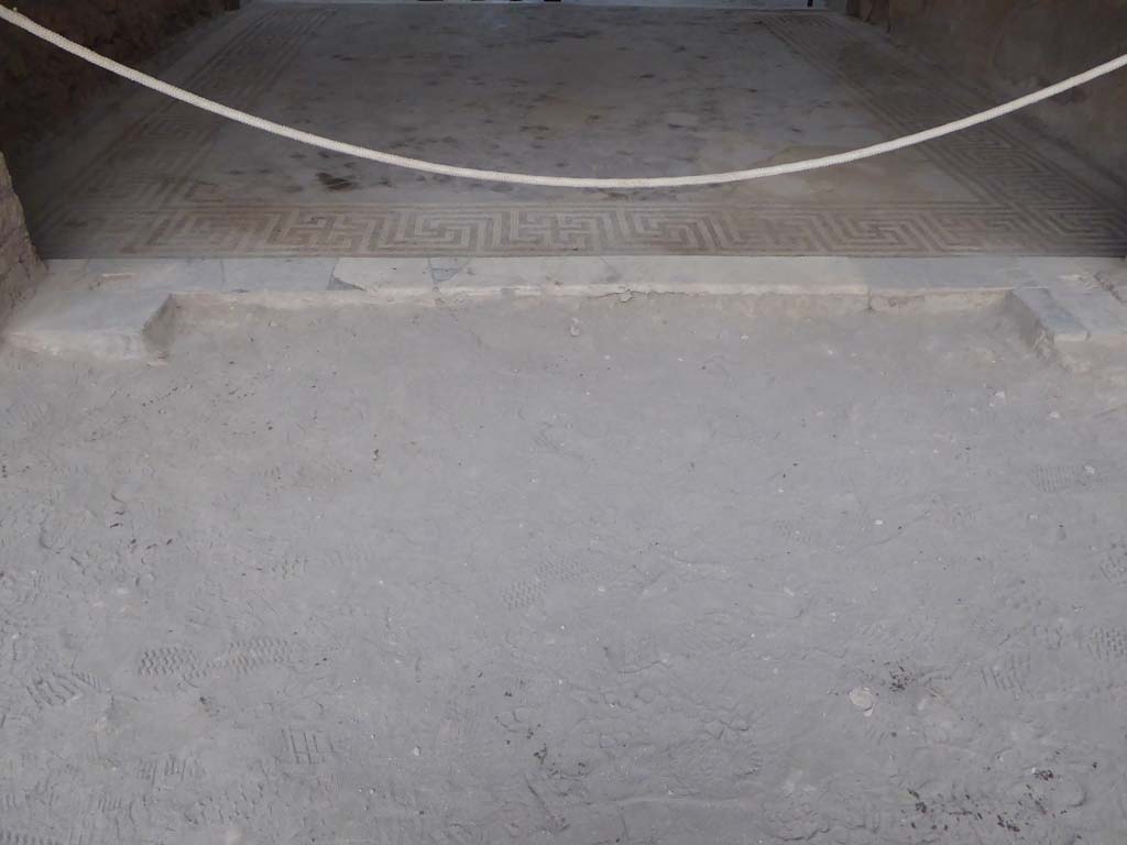 VI.8.23 Pompeii. September 2017. Looking east towards doorway threshold from garden area, into tablinum.
Foto Annette Haug, ERC Grant 681269 DÉCOR.