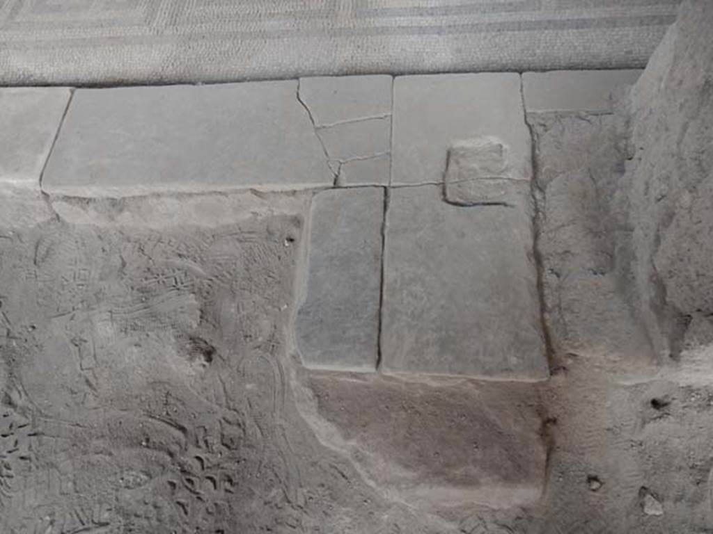 VI.8.23 Pompeii. May 2017. South end of marble threshold of doorway between tablinum and garden area. Photo courtesy of Buzz Ferebee.