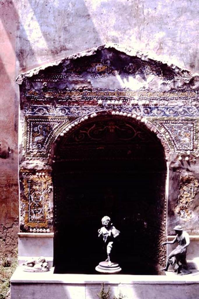 VI.8.23 Pompeii. 1977. Fountain before renovation. Photo by Stanley A. Jashemski.
Source: The Wilhelmina and Stanley A. Jashemski archive in the University of Maryland Library, Special Collections (See collection page) and made available under the Creative Commons Attribution-Non Commercial License v.4. See Licence and use details. J77f0412