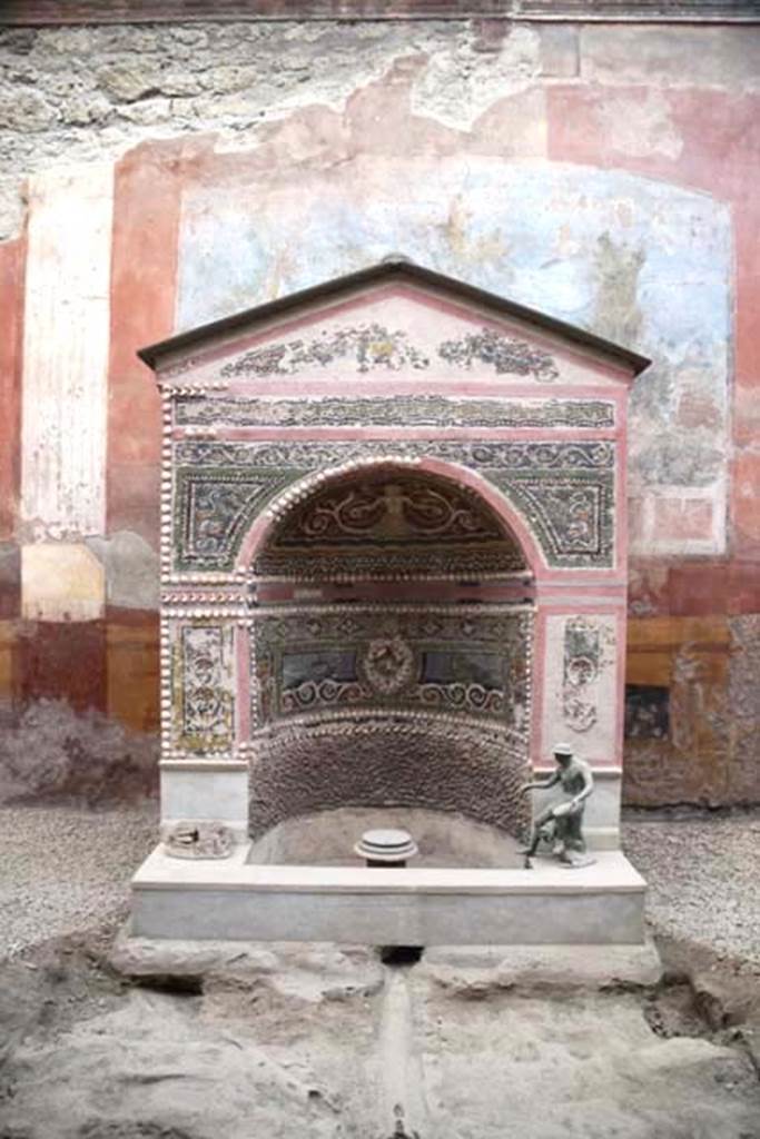 VI.8.23 Pompeii. November 2016.
Mosaic and shell fountain against west wall of garden area, with area of pipes below leading from fountain.
Photo courtesy of Marie Schulze.