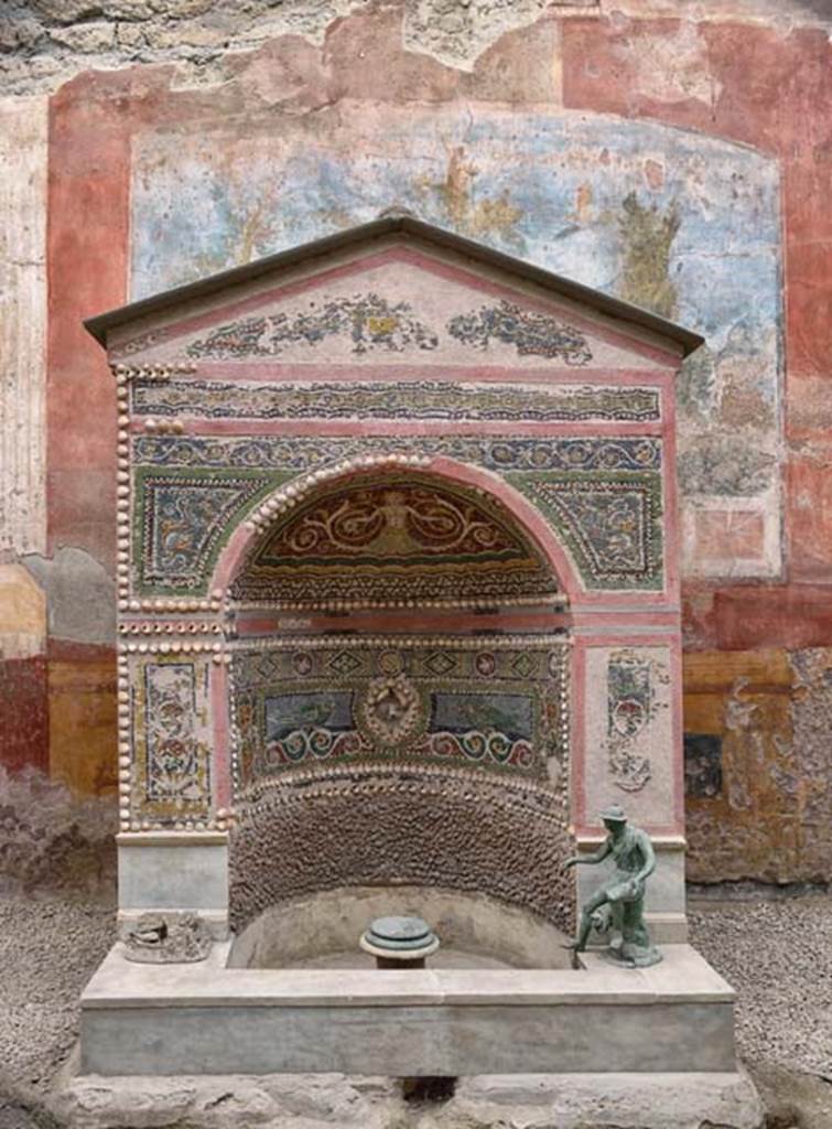 VI.8.23 Pompeii. April 2018. Fountain against west wall, with detail of painted wall above.
Photo courtesy of Ian Lycett-King. Use is subject to Creative Commons Attribution-NonCommercial License v.4 International.