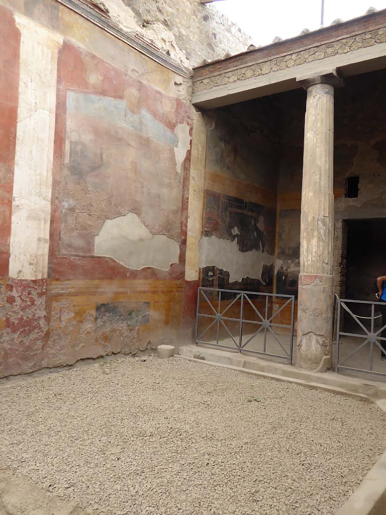 VI.8.23 Pompeii. September 2017. Looking north at west wall and north portico.
Foto Annette Haug, ERC Grant 681269 DÉCOR.