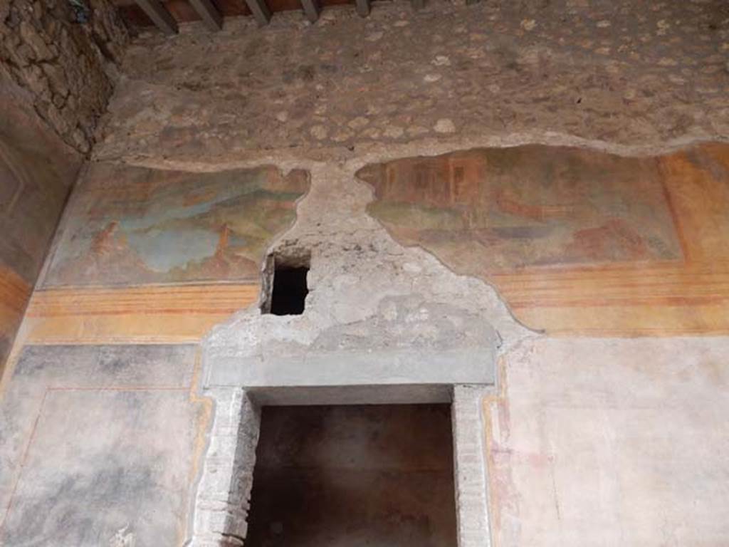 VI.8.23 Pompeii. May 2017. Painted river landscape from upper north wall of portico, above doorway in north-west corner. Photo courtesy of Buzz Ferebee.