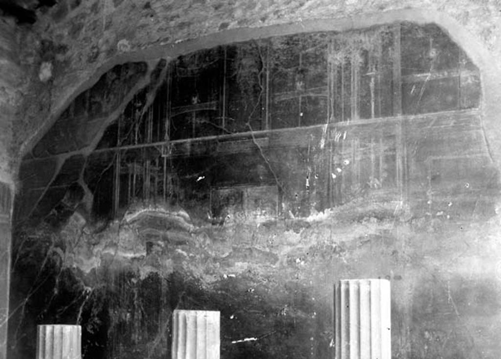 231183 Bestand-D-DAI-ROM-W.408.jpg
VI.9.2 Pompeii. W..408. Room 24, wall decoration on south wall.
Photo by Tatiana Warscher. With kind permission of DAI Rome, whose copyright it remains.
See http://arachne.uni-koeln.de/item/marbilderbestand/231183