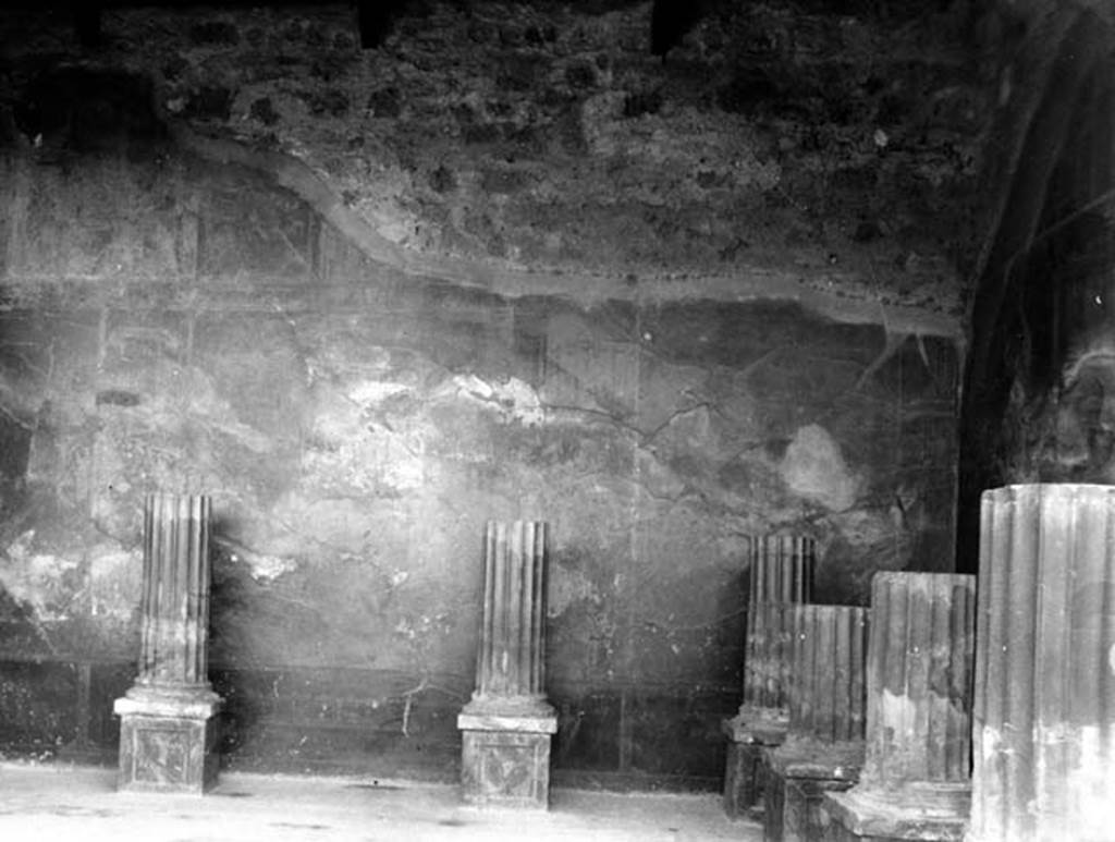 231189 Bestand-D-DAI-ROM-W.425.jpg
VI.9.2 Pompeii. W.425. Room 24, east wall.
Photo by Tatiana Warscher. With kind permission of DAI Rome, whose copyright it remains.
See http://arachne.uni-koeln.de/item/marbilderbestand/231189