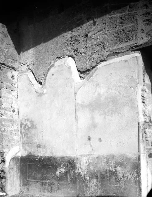 VI.9.2 Pompeii. March 2009. Peristyle 16, south side. Looking east. 