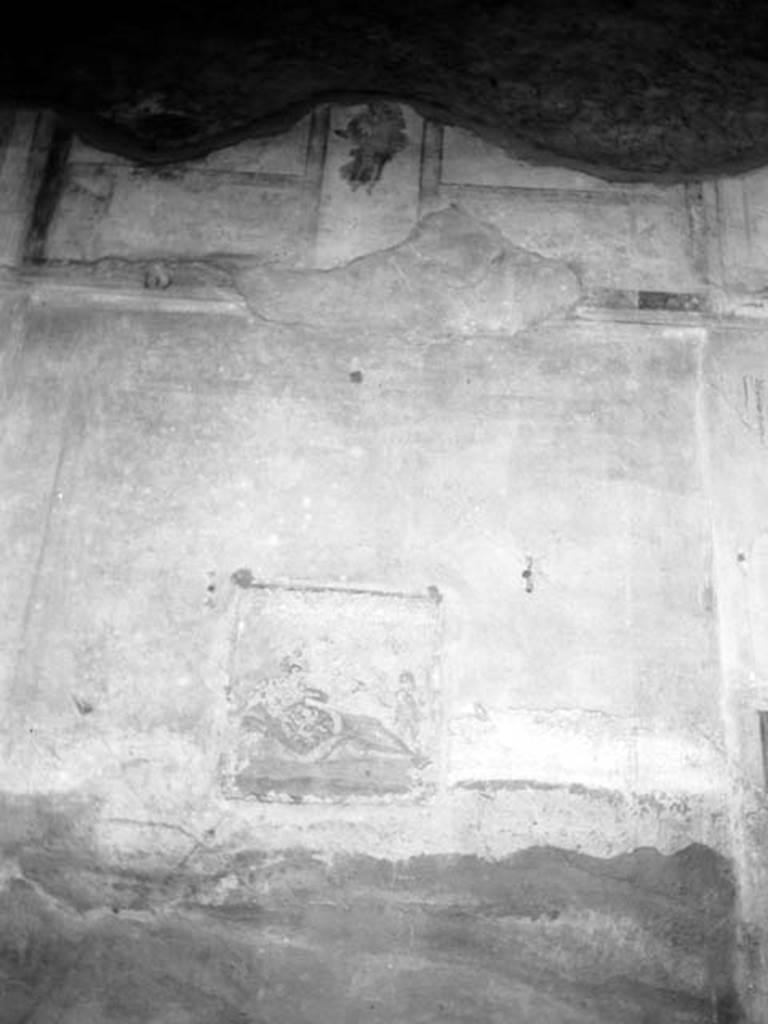 231211 Bestand-D-DAI-ROM-W.576.jpg
VI.9.2 Pompeii. W.576. Peristyle 16, second picture from east end of north wall.
Photo by Tatiana Warscher. With kind permission of DAI Rome, whose copyright it remains.
See http://arachne.uni-koeln.de/item/marbilderbestand/231211