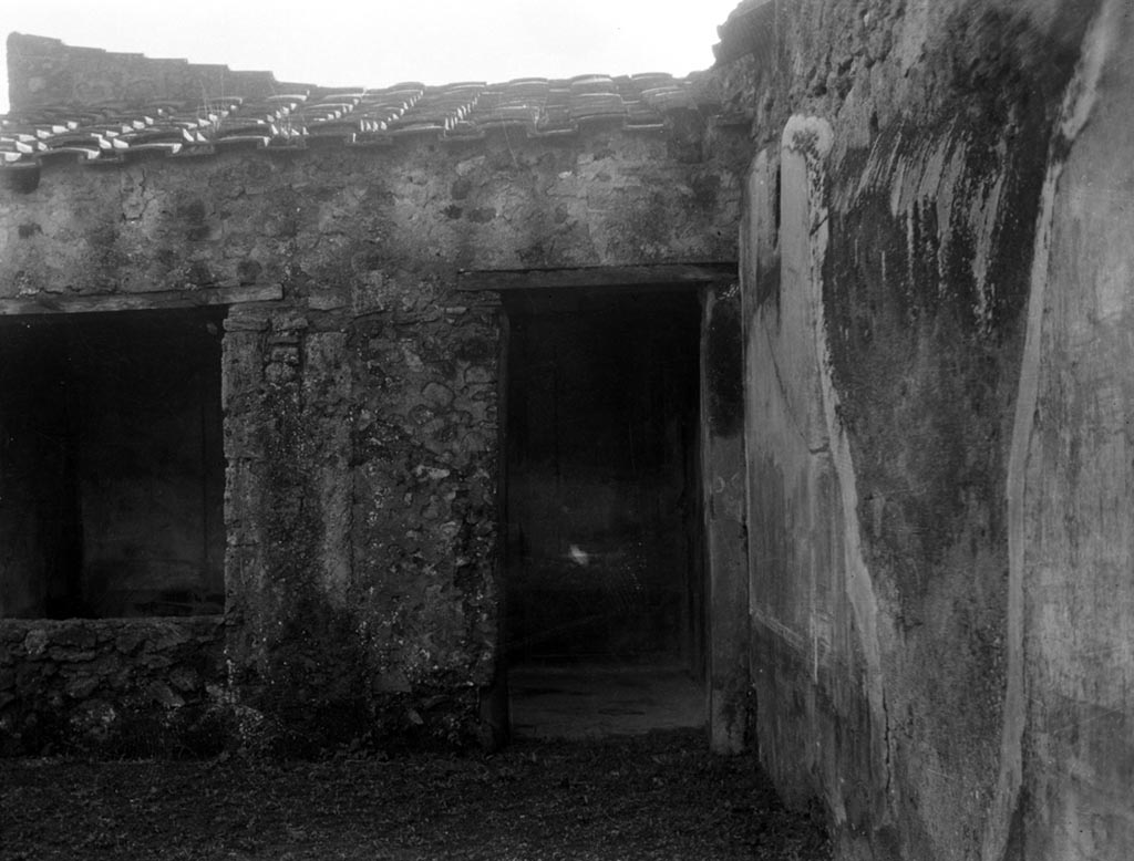 VI.9.2 Pompeii. W.431.
South-west corner of peristyle, looking south towards window and doorway to room 29, from the peristyle area.
Photo by Tatiana Warscher. Photo © Deutsches Archäologisches Institut, Abteilung Rom, Arkiv.