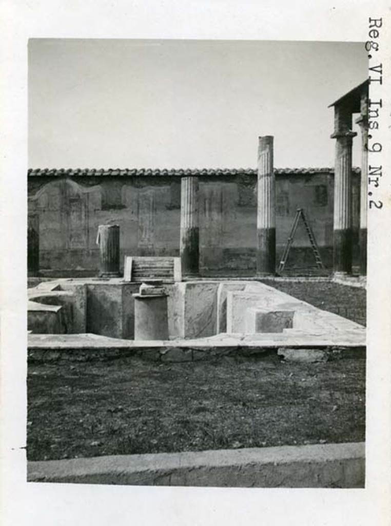 VI.9.2 Pompeii. 1937-1939. Peristyle garden 17, looking west across pool 18 and fountain 19. Photo courtesy of American Academy in Rome, Photographic Archive.
Warsher collection no. 415a.