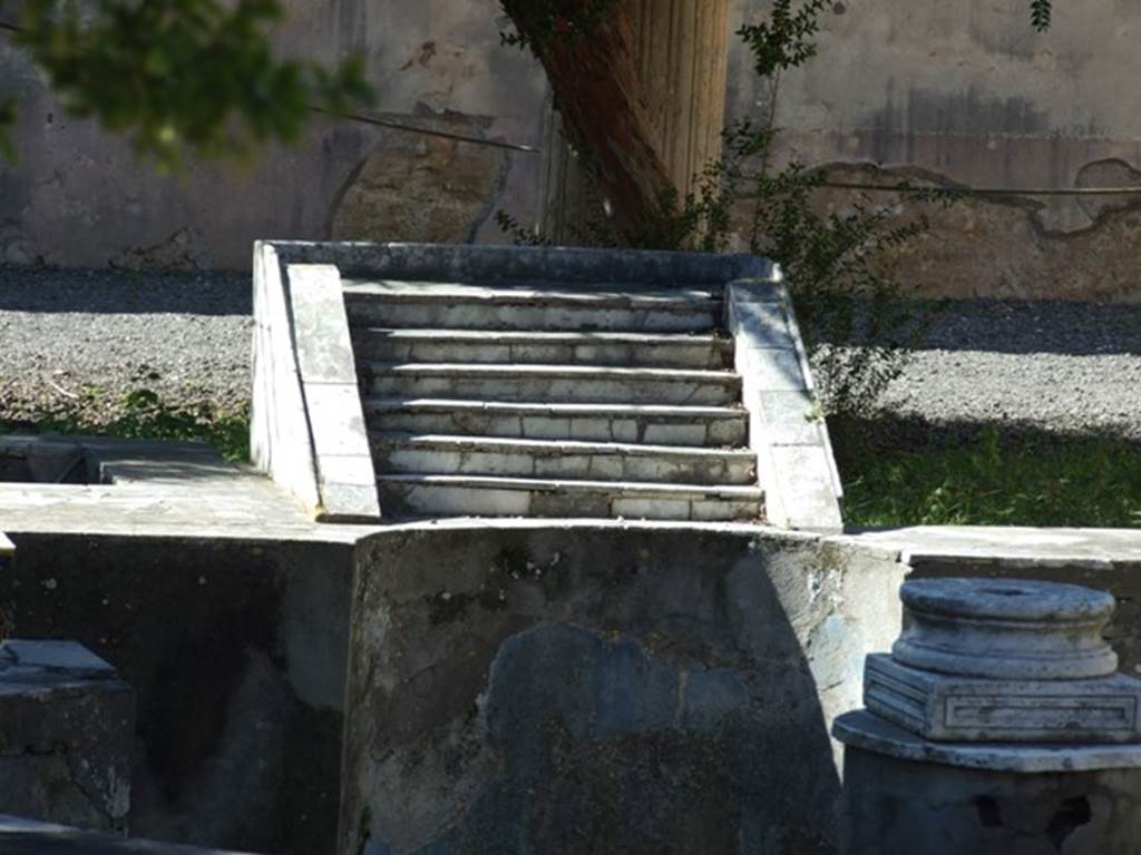 VI.9.2 Pompeii. March 2009. Peristyle garden 17, marble fountain 19 with steps or cascade at west end of pool.